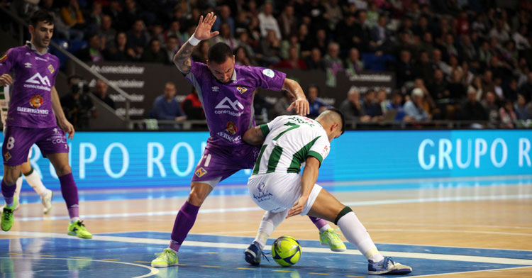 Jesús Rodríguez intentando dominar la bola. Foto: Palma Futsal