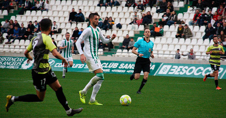 José Antonio González conduciendo el balón ante el Sanluqueño en la 2019-20.
