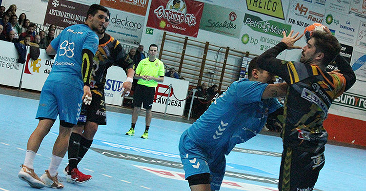 Juan Castro armando su brazo tras superar a un jugador del Sinfín