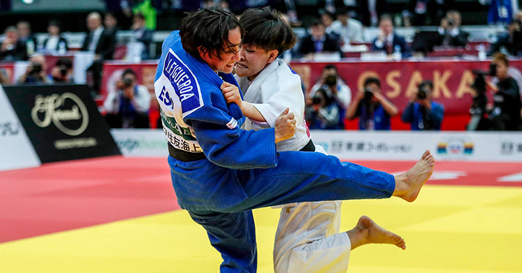 Julia Figueroa en acción sobre el tatami