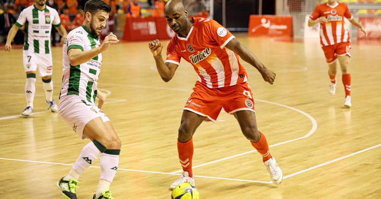 Lolo Jarque intentando sacar la pelota ante un rival