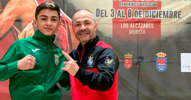Rafa Lozano señalando a su hijo orgulloso tras lograr su primer título nacional.