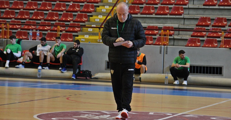 Macario antes de iniciarse el partido en el Palacio de los Deportes de Cartagena
