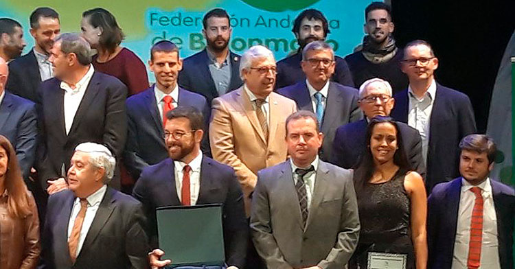 Mariano Jiménez y Juan Perales en la foto de familia de la Gala de la Federación Andaluza de Balonmano.
