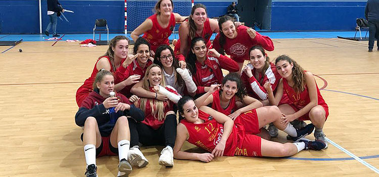 Las chicas de Maristas celebrando su triunfo en Cervantes. Foto: @cbmaristascor