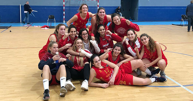 Las chicas de Maristas celebrando su triunfo en Cervantes. Foto: @cbmaristascor