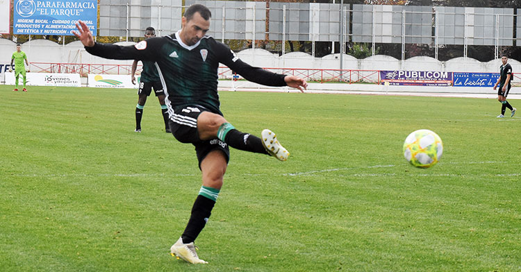 MIguel de las Cuevas disparando a puerta en el gol