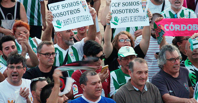 Los miembros de la Plataforma Cordobesista CCFSomosNosotros con varios representantes de MInoritarios entre ellos como Manuel Pastor y Antonio Garcés. Autor: Paco Jiménez