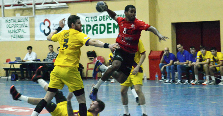 Jorge Nazario entrando a disparar en seis metros. Foto: CBM