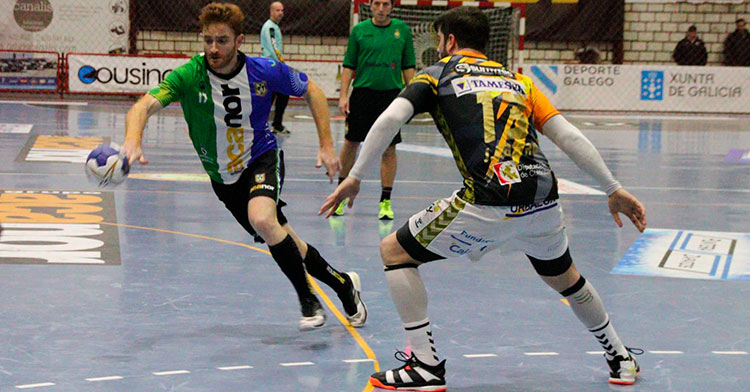 Un jugador del Atlético Novás encarando a un pontano.
