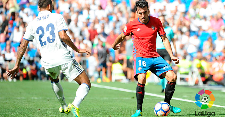Fuentes encarando al ex lateral madridista Danilo