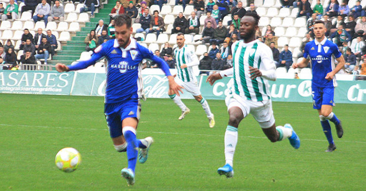 Owusu buscando presionar a un rival