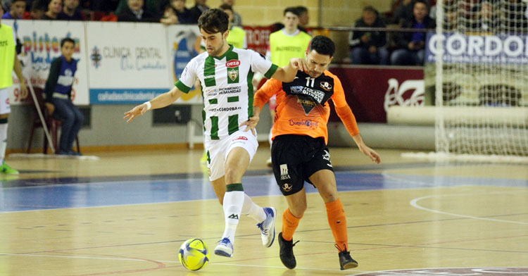 Pablo del Moral luchando por un balón con un jugador gallego