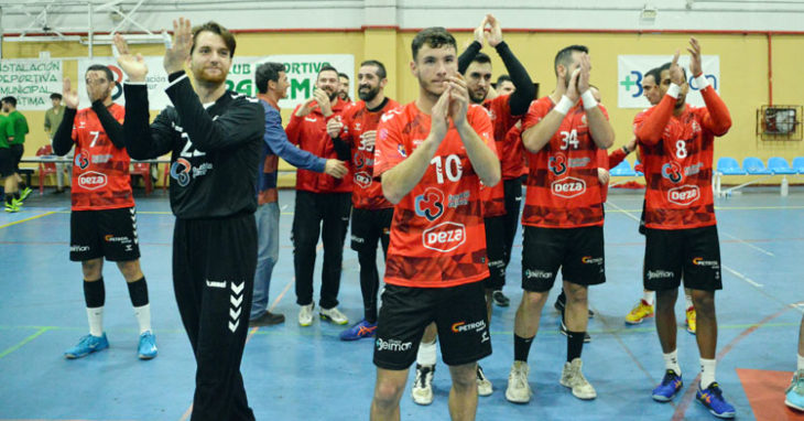 Los jugadores cajistas aplaudiendo a la grada de Fátima tras un partido. Foto: Cajasur CBM