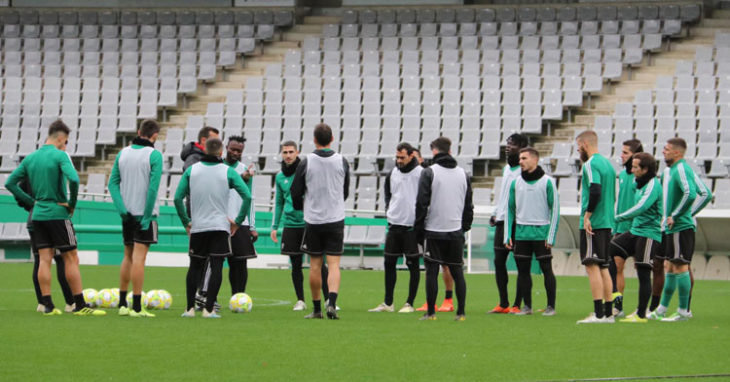 Agné hablando a sus hombres en el estadio. Foto: Córdoba CF