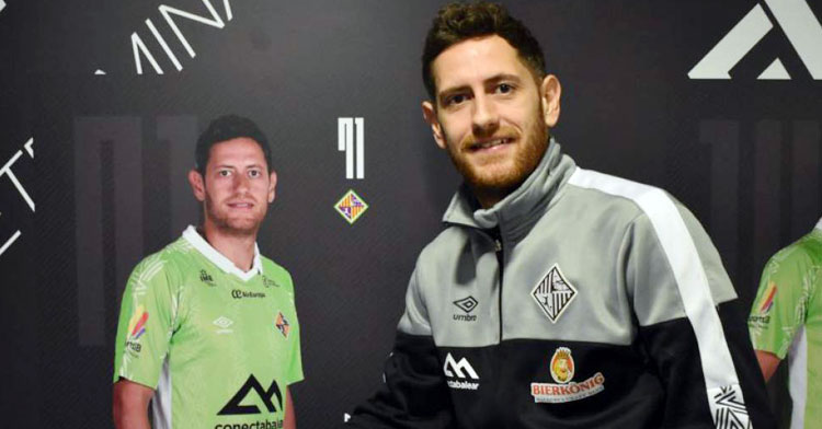 Rafa López posando junto a un mural con su imagen. Foto: Cadena SER
