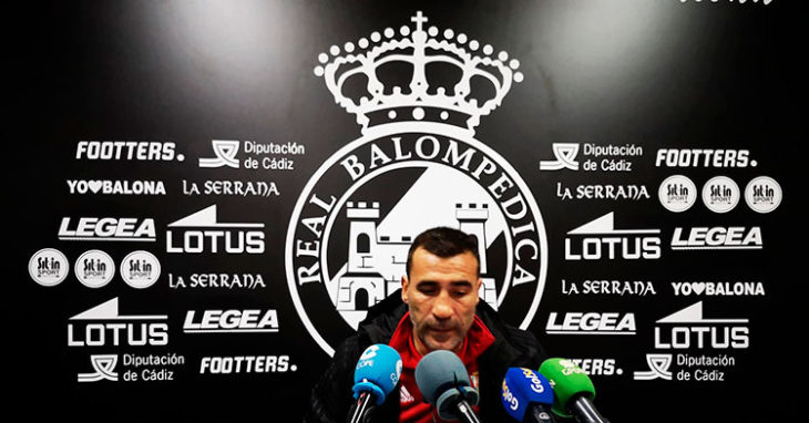 Raúl Agné atendiendo a los medios en la sala de prensa de La Balona