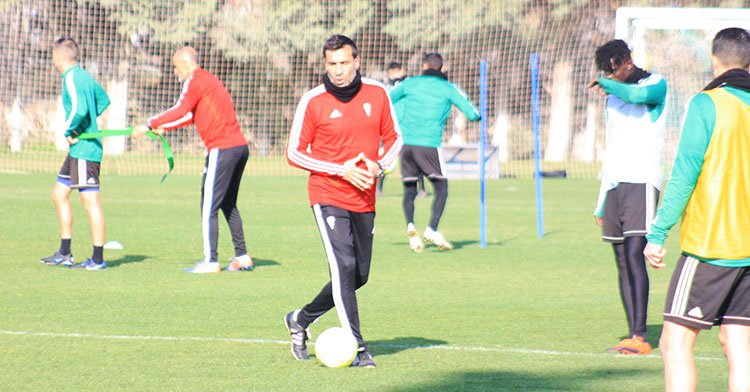 Raúl Agné dando instrucciones durante el entrenamiento