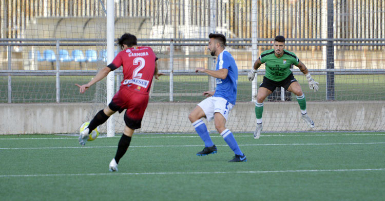 Carmona intentando un remate. Foto: Xerez CD