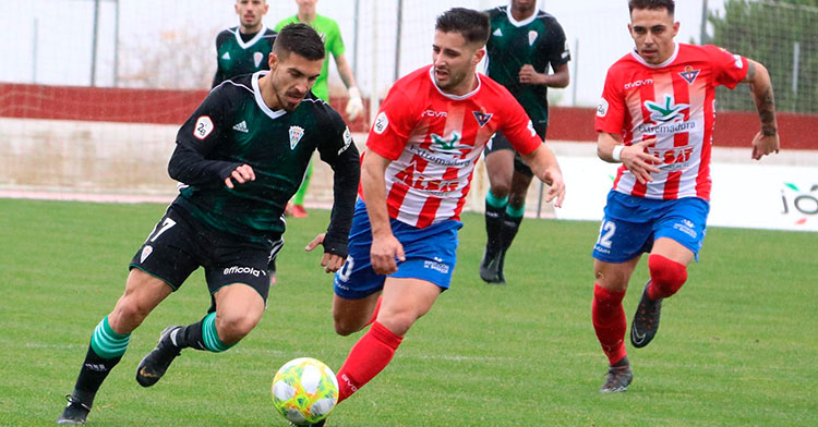 Zelu avanza con el balón controlado perseguido por un jugador del Don Benito