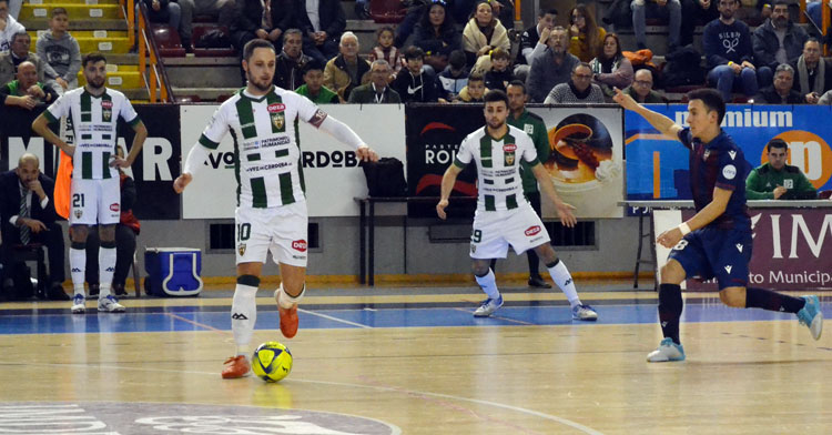 Manu Leal dando un pase en el partido contra el Levante. Autor: Javier Olivar