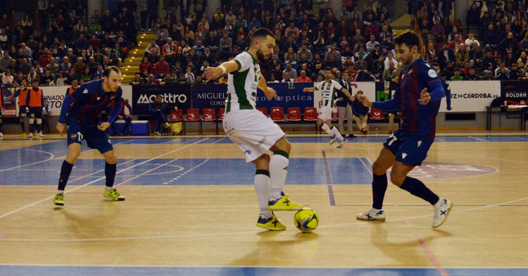 Giasson en el partido contra el Levante. Autor: Javier Olivar