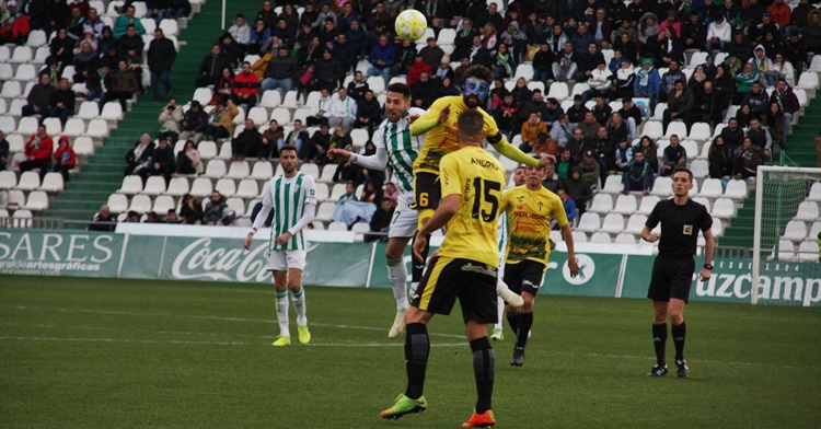 Carlos Valverde lucha un balón de cabeza junto a Toni Seoane. Autor: Paco Jiménez