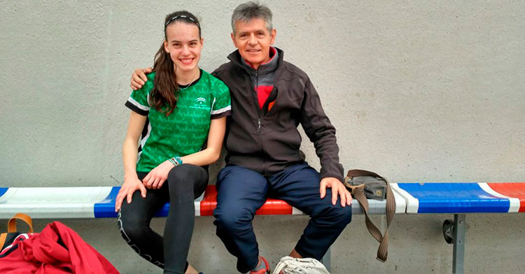 La joven Carmen Avilés junto a su entrenador Antonio Bravo.