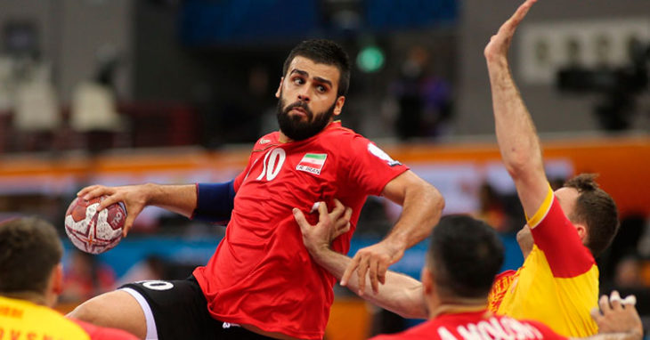 El primera línea iraní Esteki armando su brazo derecho jugando con su selección.