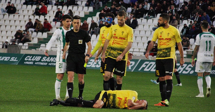 Javi Flores vio la quinta amonestación ante el Villarrubia, lo que le impedirá jugar en Murcia. Autor: Paco Jiménez