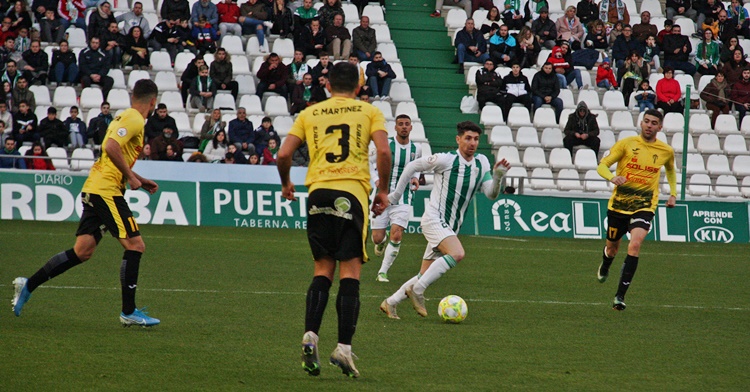 Javi Flores conduciendo el balón. Autor: Paco Jiménez