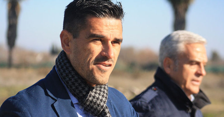 Juanito marchándose de la Ciudad Deportiva junto a Miguel Valenzuela tras su primera aparición en la instalación deportiva del Camino de Carbonell.