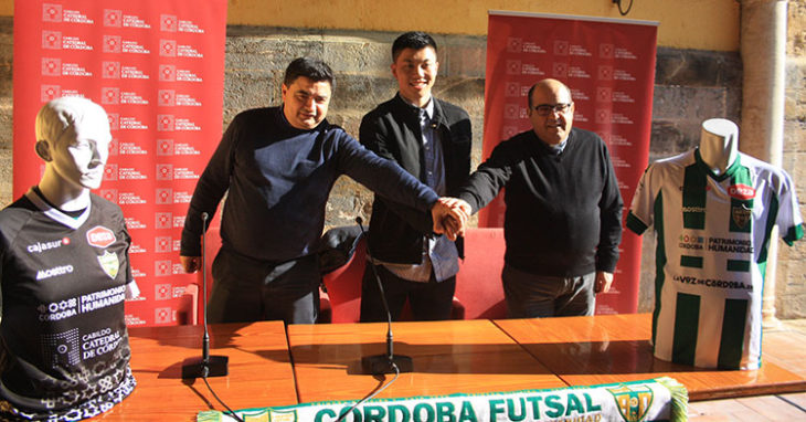 El japonés Kazuya Shimizu entre el presidente del Córdoba Patrimonio de la Humanidad y el canónigo portavoz del Cabildo Catedral, José Juan Jiménez.El japonés Kazuya Shimizu entre el presidente del Córdoba Patrimonio de la Humanidad y el canónigo portavoz del Cabildo Catedral, José Juan Jiménez.