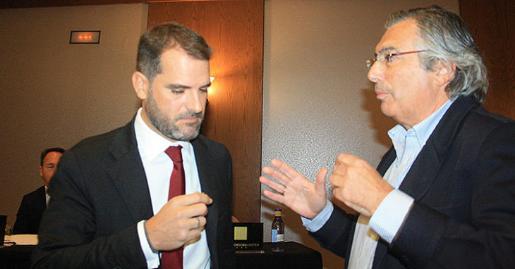 Manuel Pastor (derecha), que será el primer representante de Minoritarios en el consejo del Córdoba CF SAD, departiendo con Iván Zaldúa, abogado de Carlos González.