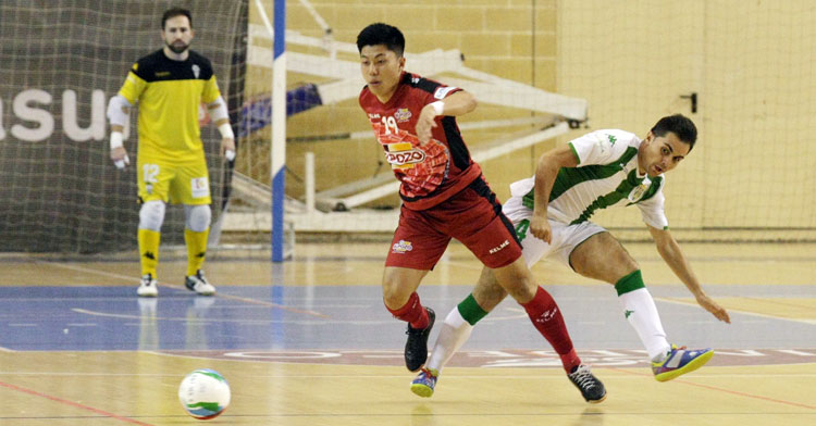 Shimizu jugando en Vista Alegre con la camiseta murciana