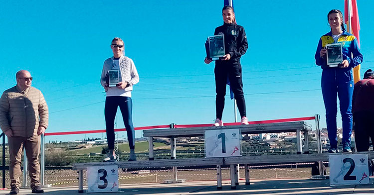 El podio femenino con la joven cordobesa de origen marroquí Yazmine Boutouil a la derecha.