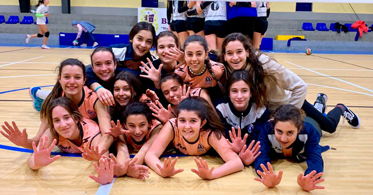 Varias chicas del Academia de Voleibol celebrando un triunfo.