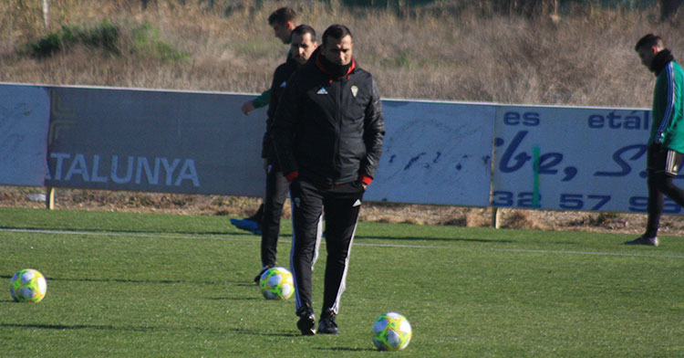 Raúl Agné protegido contra el frío en el solar de la Ciudad Deportiva.