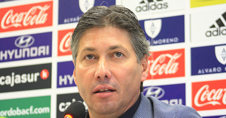Alfonso Serrano atendiendo a los medios en la sala de prensa de El Arcángel.