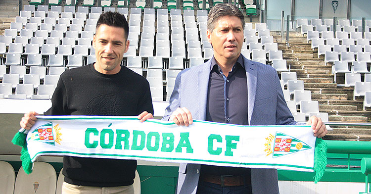 Alfonso Serrano posando con la bufanda del Córdoba CF junto a Carlos Valverde.