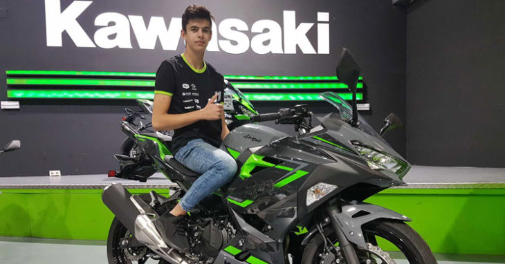 Ángel Heredia en las instalaciones del equipo con su Kawasaki Ninja 400