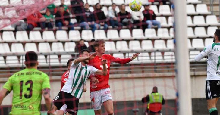 Isaac Becerra contemplando desde la portería una llegada grana. Foto: Artemio Martínez / Real Murcia