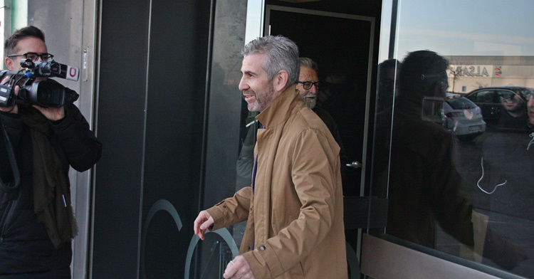 Uno de los administradores judiciales, Francisco Javier Bernabéu, abandonando las oficinas tras no celebrarse la Junta. Autor: Paco Jiménez