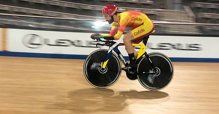 Alfonso Cabello volando en el velódromo de Milton.