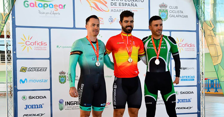 Alfonso Cabello en el centro del podio del Campeonato de España de 2020 celebrado en Galapagar.
