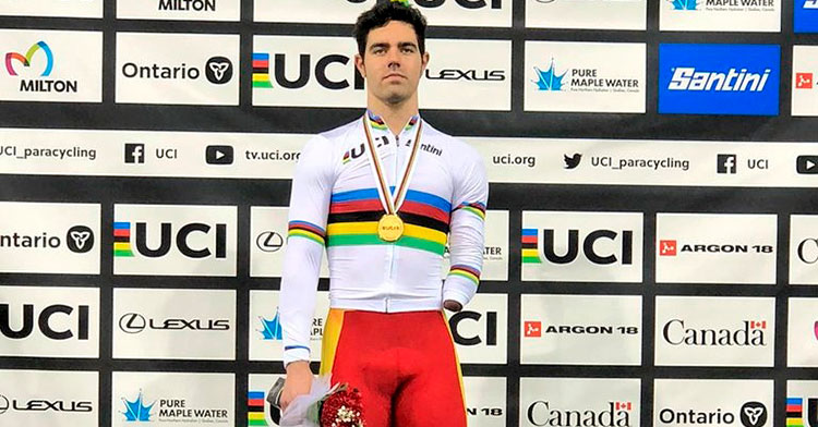 Alfonso Cabello en el podio de Canadá escuchando el himno español.