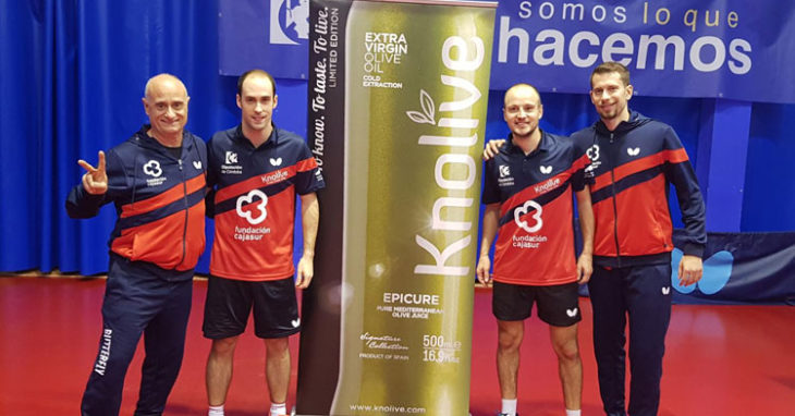 Los jugadores del Cajasur posando con Luis Calvo tras el triunfo