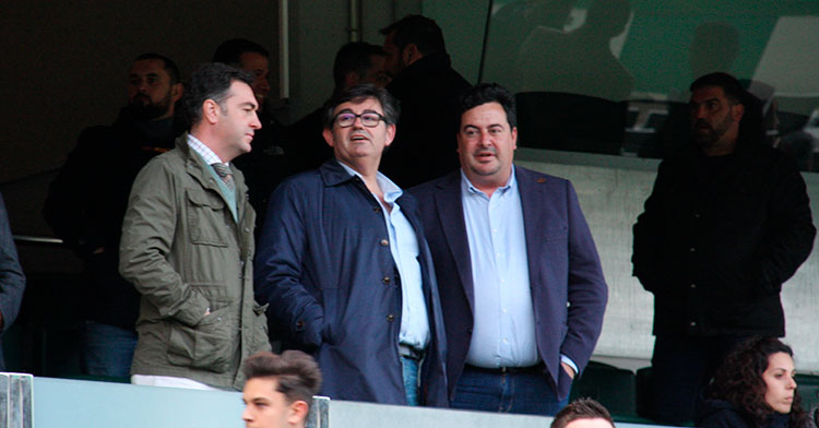 Javier González Calvo junto a algunos de sus consejeros en el palco. Autor: Paco Jiménez