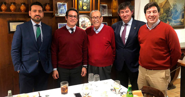 Javier González Calvo conoció este jueves al presidente de honor del Córdoba CF, Rafael Campanero, acompañado por sus consejeros Antonio Palacios y Jesús Coca, junto al nieto, del ex-mandatario blanquiverde, Antonio Romero Campanero.