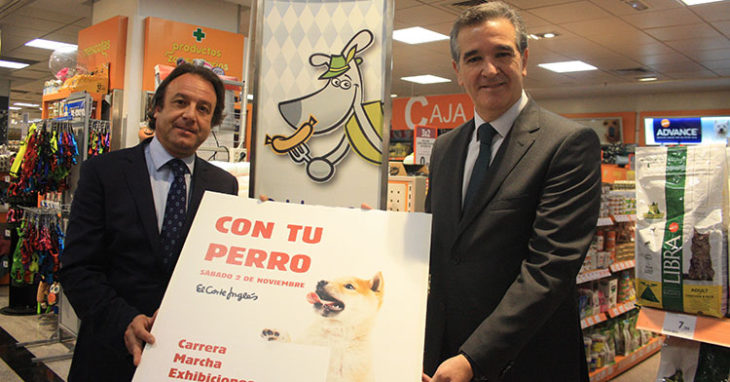 Daniel García Ibarrola (i) y Juan García (d) muestran el cartel de la jornada canina que organiza El Corte Inglés.